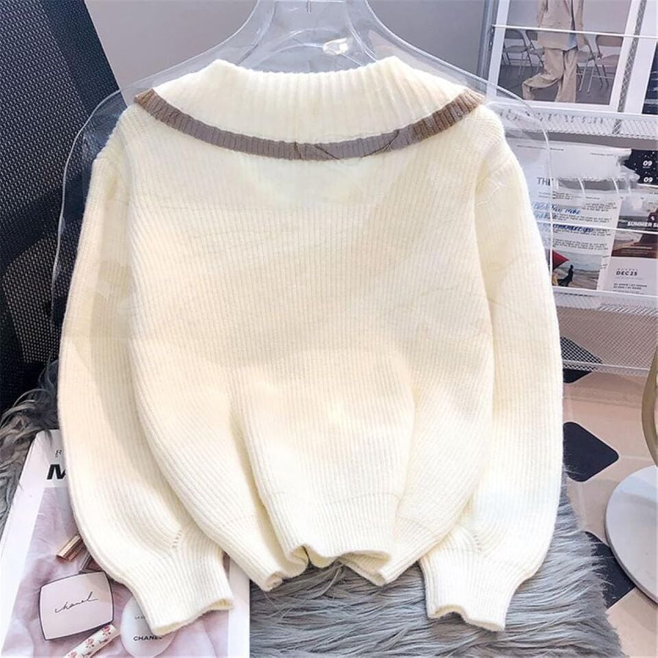 Yumuşak dokulu düğme detaylı triko kazak krem