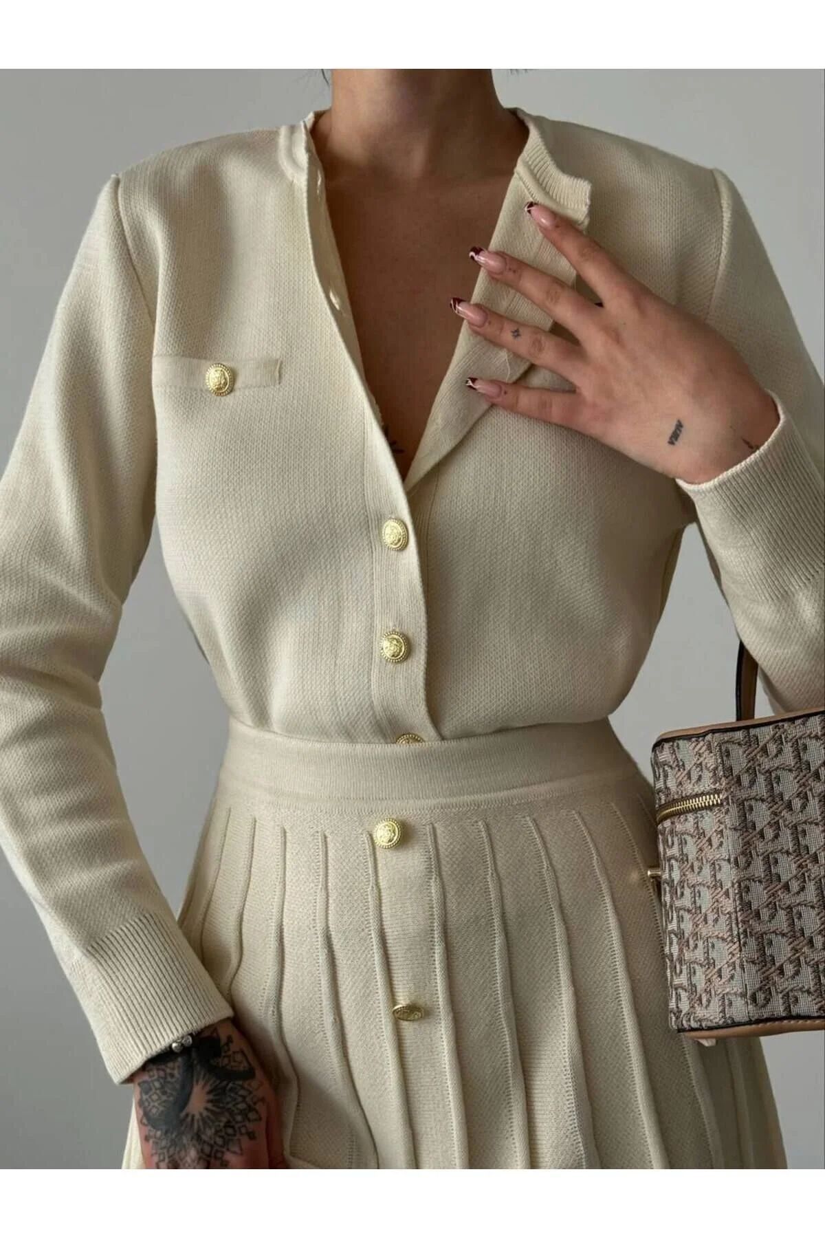 Krem Rozelinde Frense Triko Düğmeli Etekli Takım