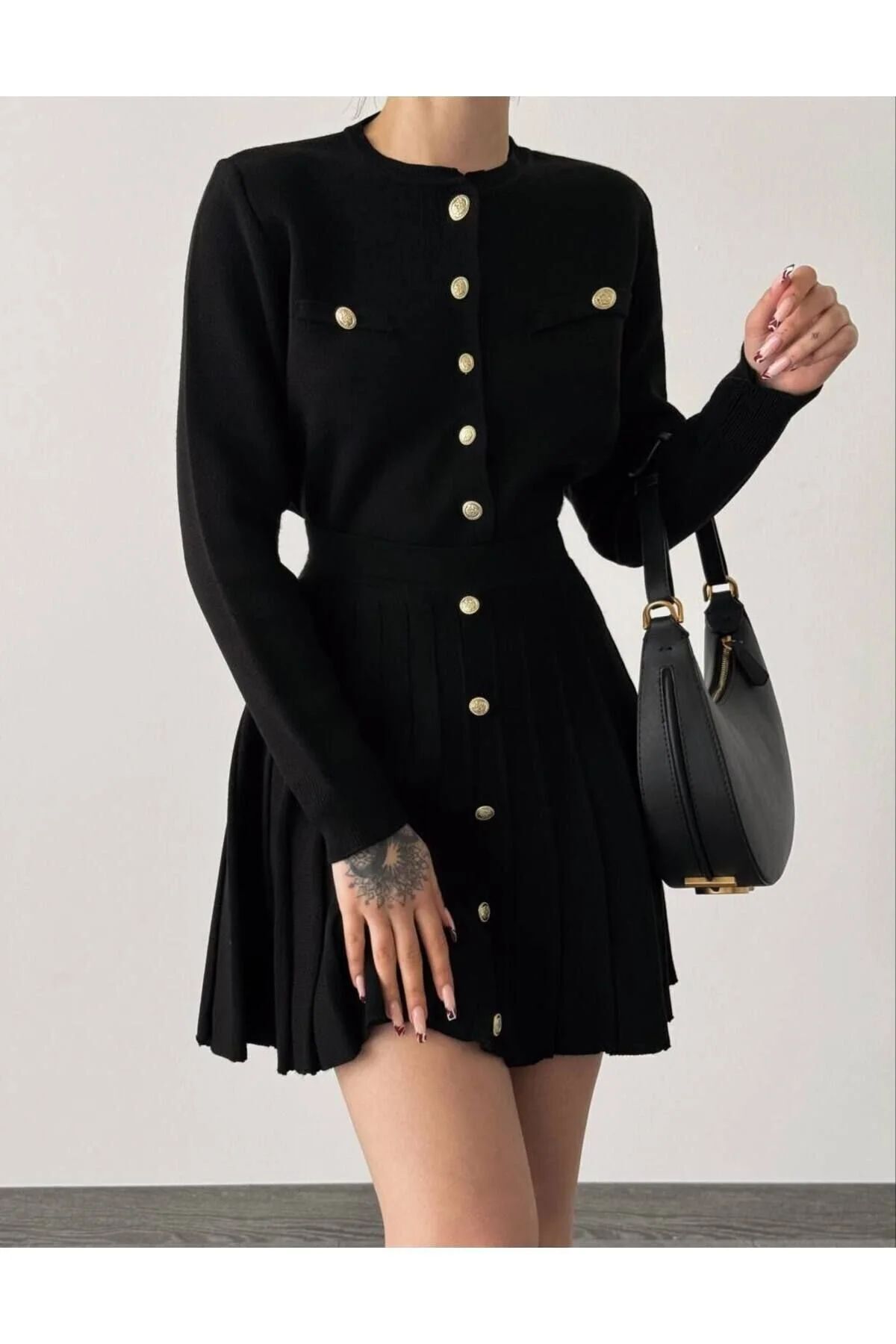Siyah Rozelinde Frense Triko Düğmeli Etekli Takım
