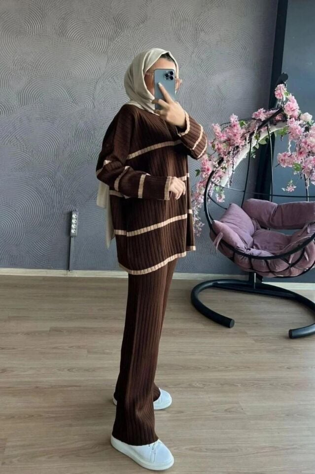 Iki Renkli Mevsimlik Ince Kumaş Triko Takım Kahverengi