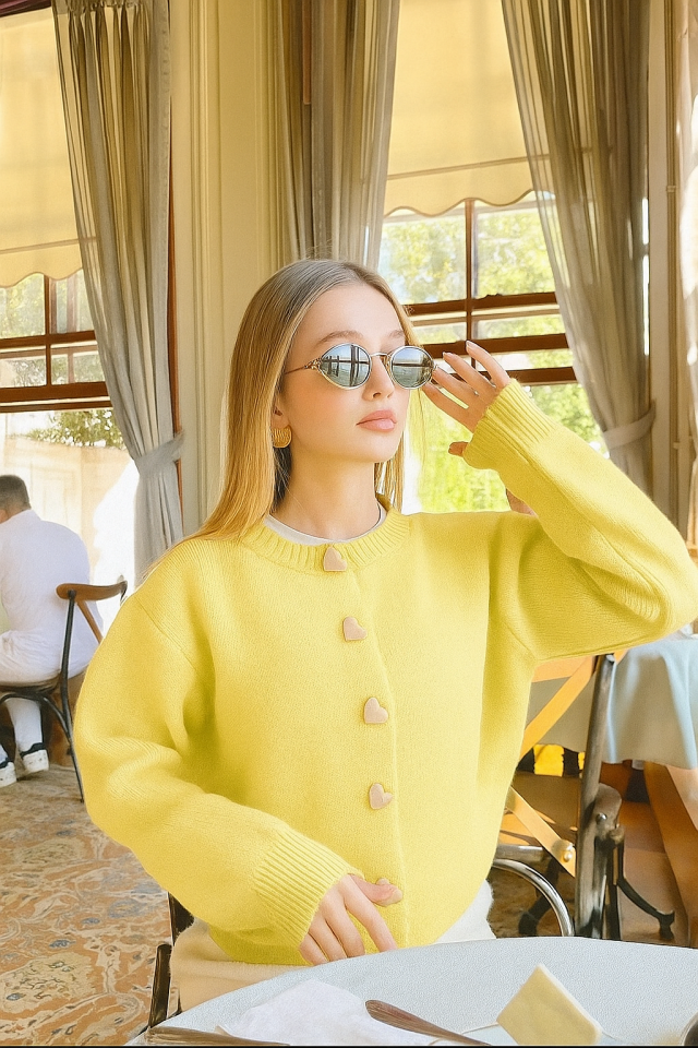 Kalp Düğme Detaylı Limon Sarısı Triko Hırka